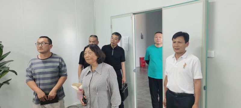 市農(nóng)業(yè)農(nóng)村局梁局長、產(chǎn)業(yè)科長戴禮